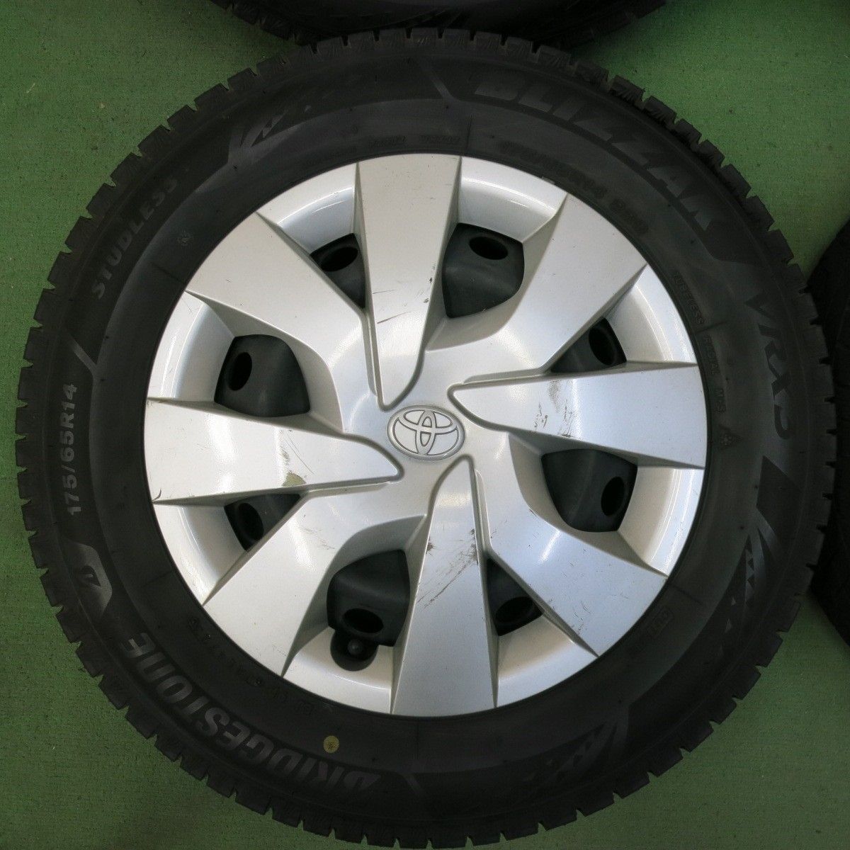 バリ溝！23年！9分☆トヨタ ヴィッツ 純正 スチール 175/65R14