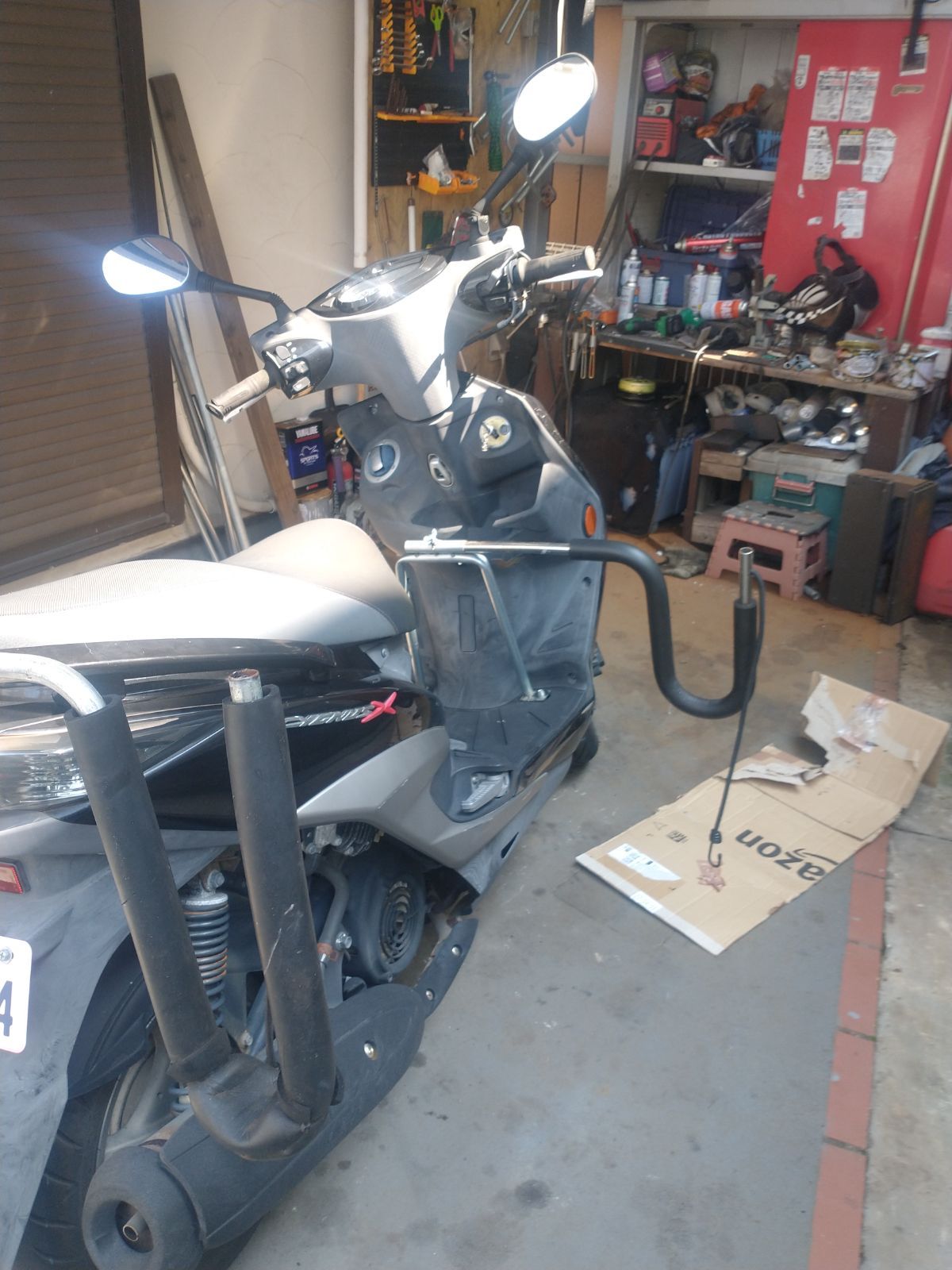 原付スクーター用のサーフボードキャリア