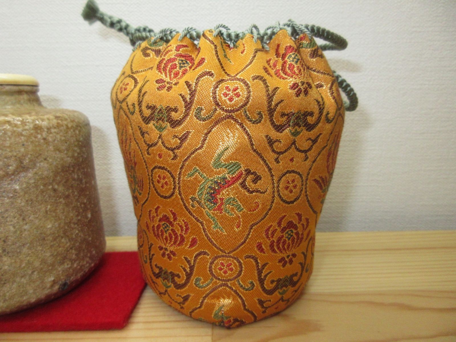 送料込【逢絢亭】茶道具 茶入 信楽焼 仕覆２点付 古来窯 上田直方 共箱入り 逢絢亭】茶道具 茶入 信楽焼 仕覆2点付 古来窯 上田直方 共