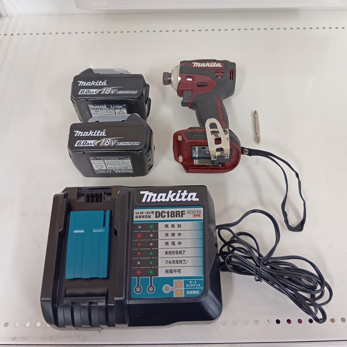 MAKITA マキタ インパクトドライバ TD172DGX レッド 程度B 充電器 充電池2個 ケース付 コードレス式 18v 243124 使用感有