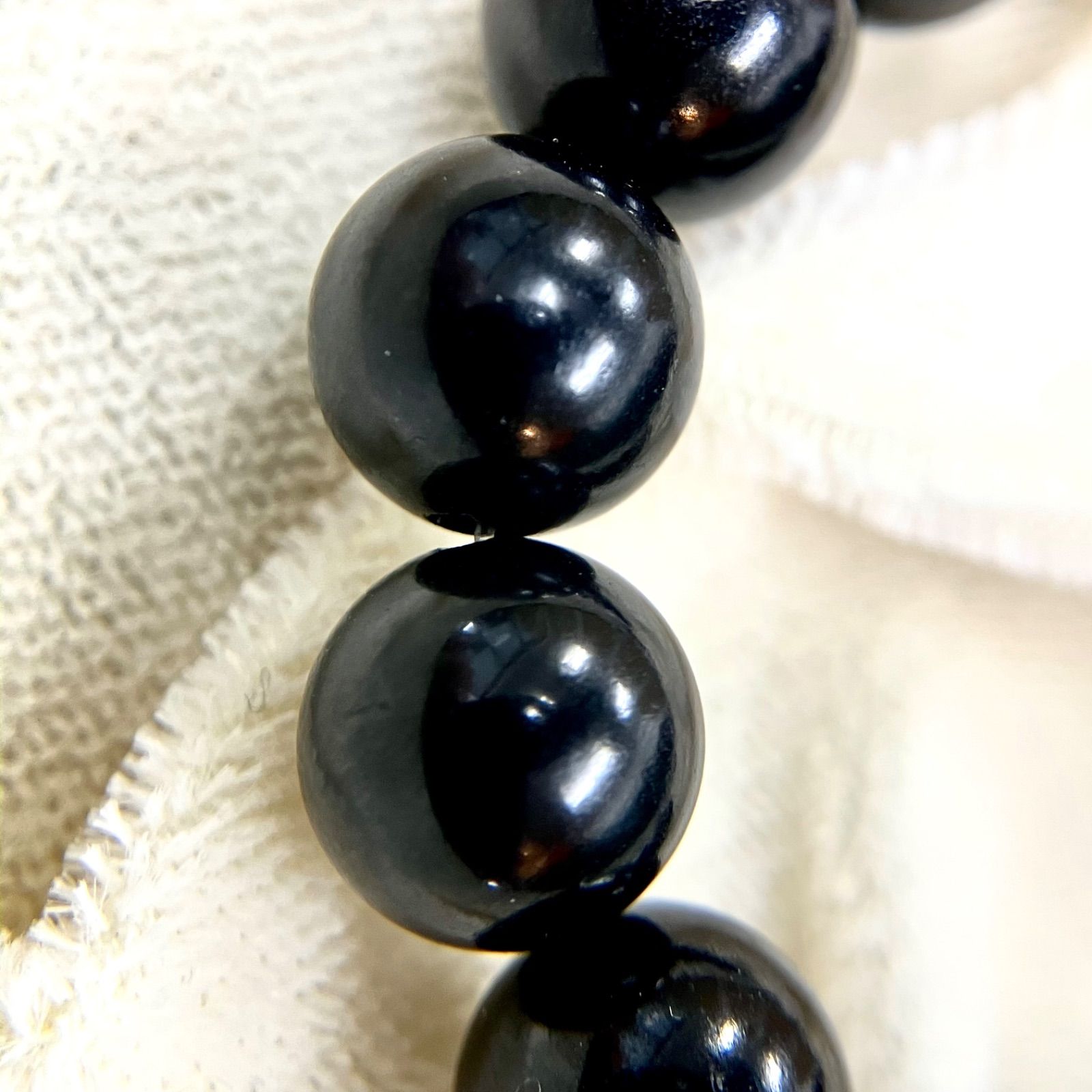 漆黒の宝石「ジェット」とは？どんな宝石で、どんな時に使われて