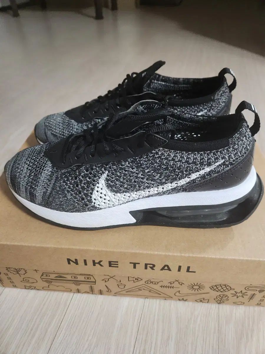 240 NIKE ナイキ フライニット レーサー スニーカー 販売しています