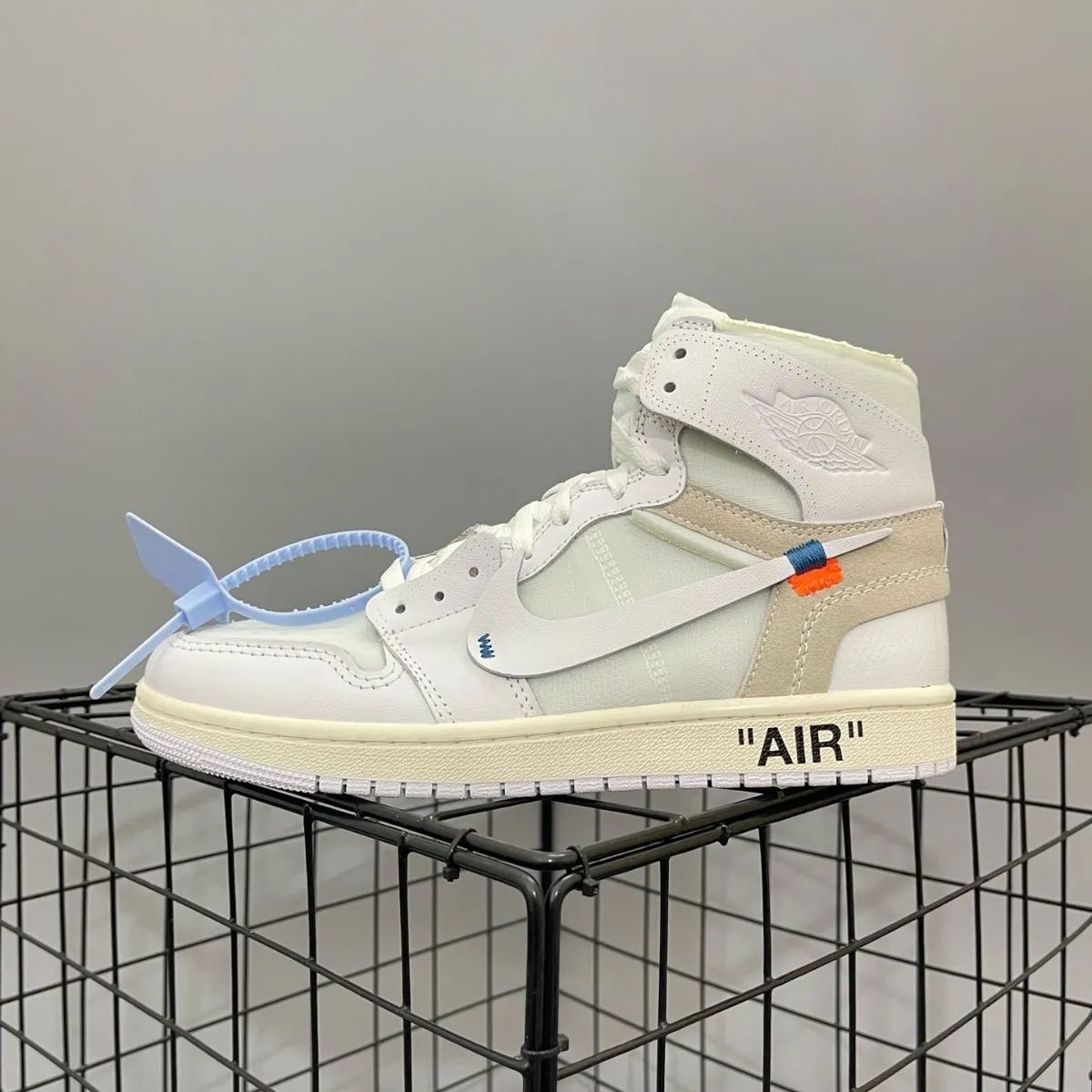 OFF-WHITE × AIR JORDAN EU限定 レトロオージーハイカットスニーカー AQ0818-100