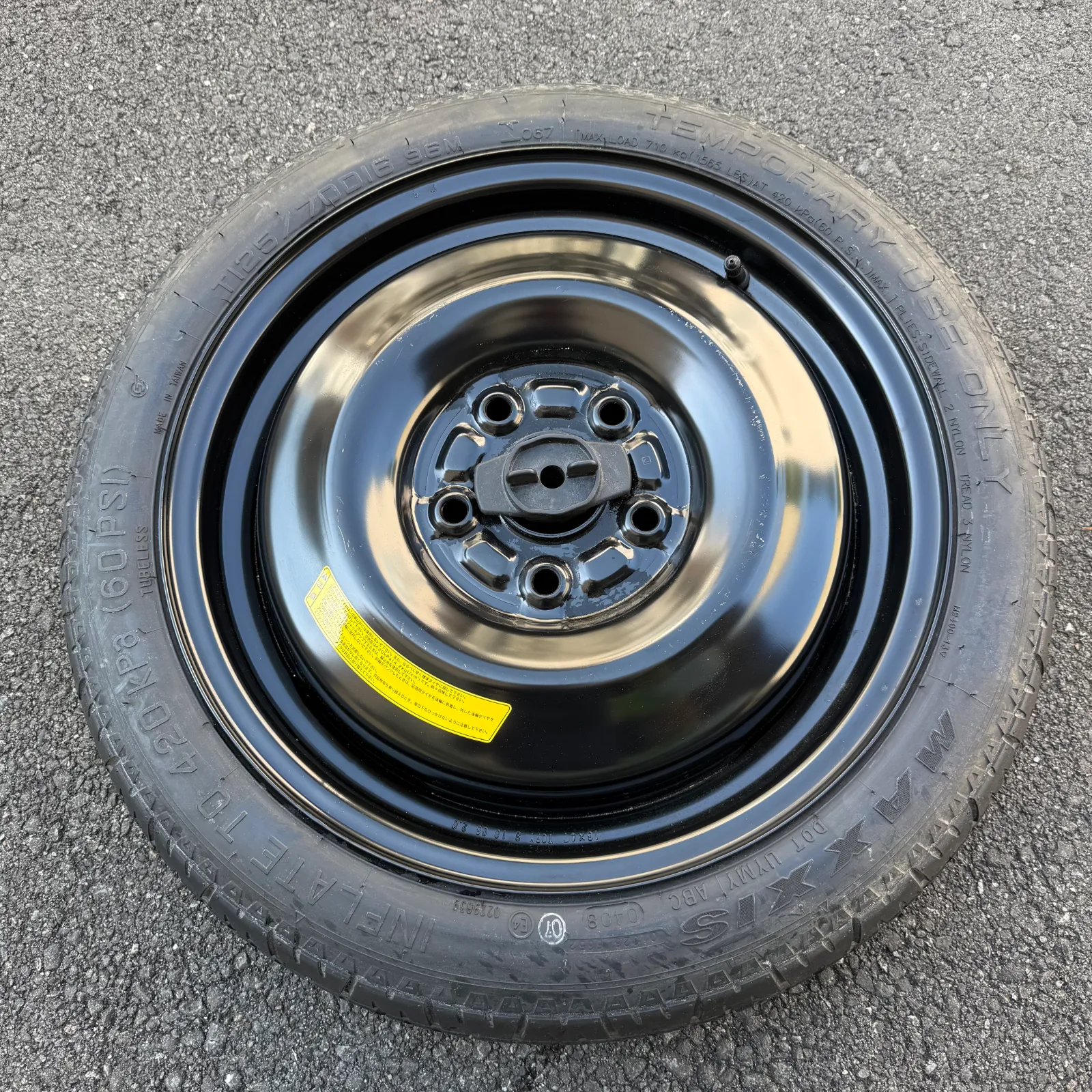 アウディA3用 スペアタイヤ T125/70R16 付属品付き アウディA3用 スペアタイヤ T125/70R16 付属品付き