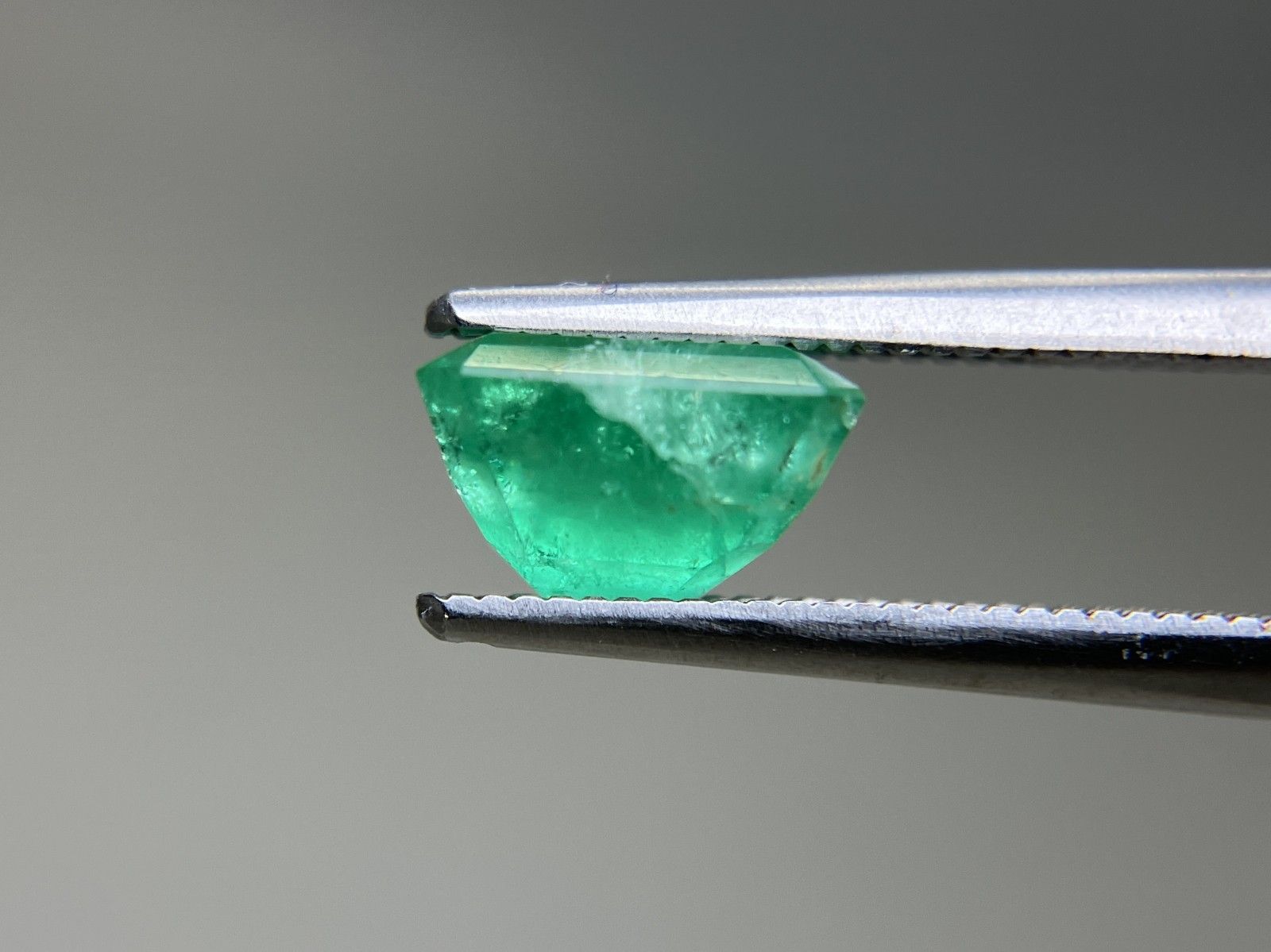 エメラルド 天然 1.806ct 中央宝石ソーティング付き 7.85㎜×6.63  