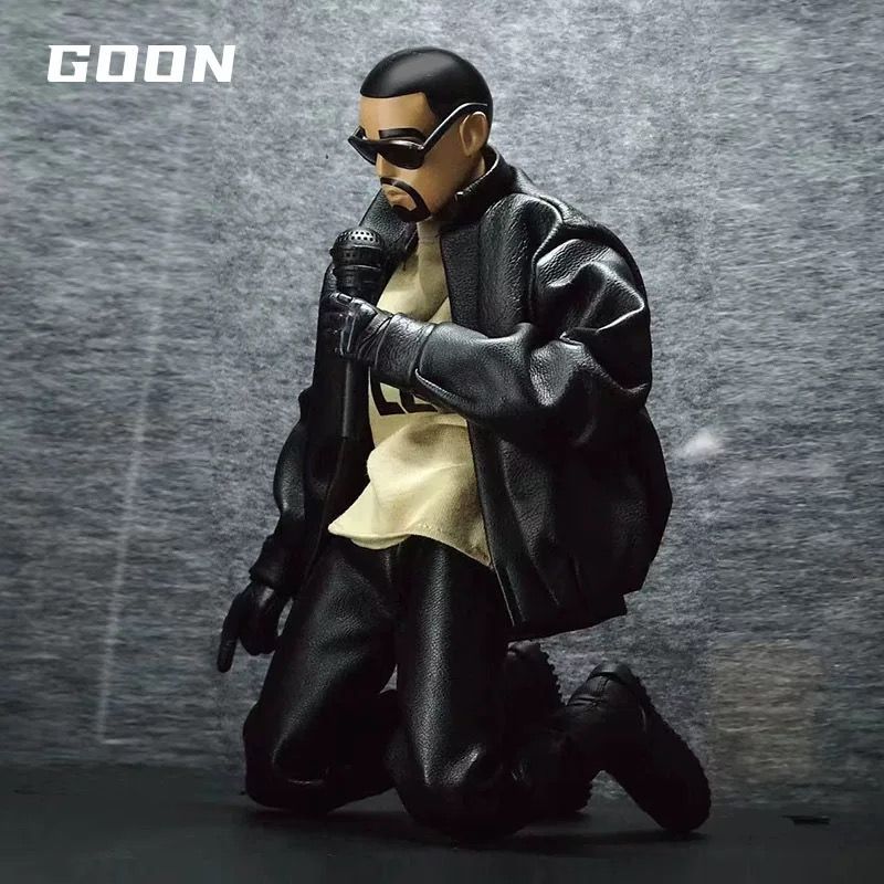 Kanye 革服版