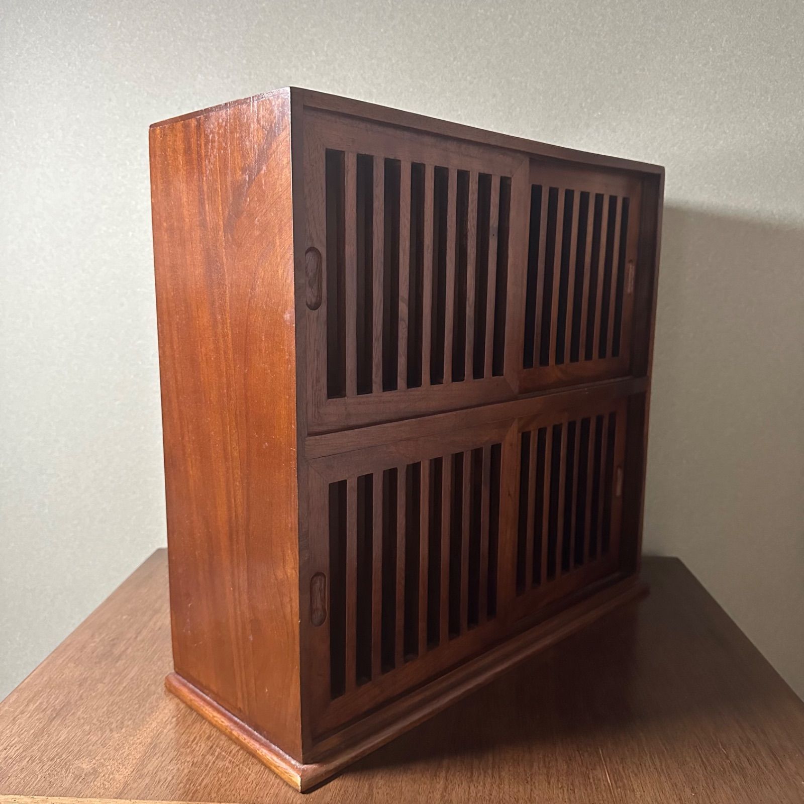 昭和レトロ　木製 引き戸 収納棚 下駄箱 書棚 キャビネット 古家具　中棚2段 昭和レトロ 木製 引き戸 2段 ディスプレイラック 収納棚 ショー