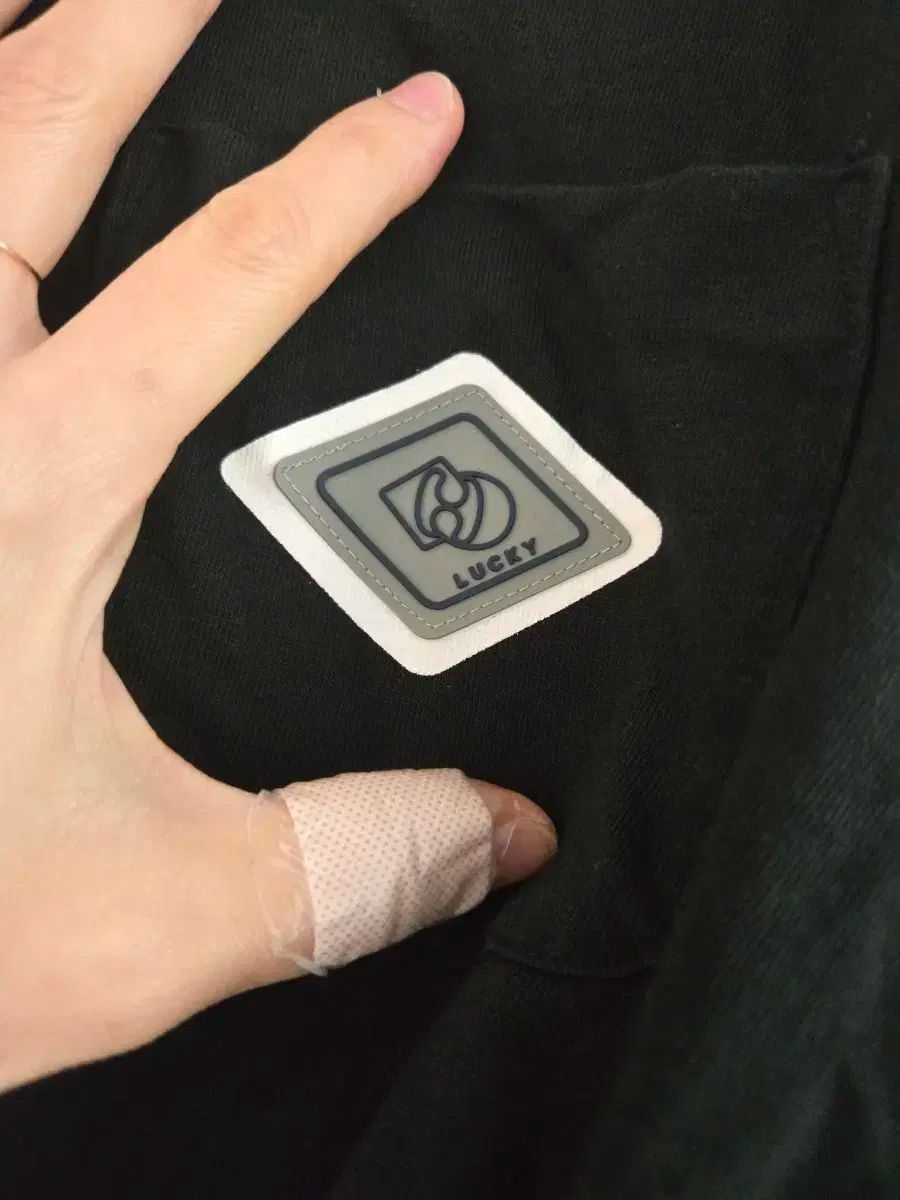 ラッキーシュエトゥ クロップドパーカー