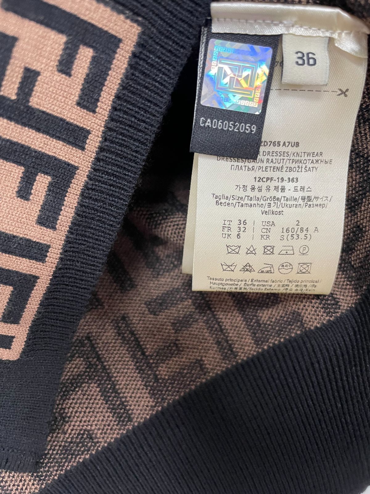 Fendi 総柄ロゴ タイトフィット半袖セーター サイズ36 Fendi 総柄ロゴ タイトフィット半袖セーター サイズ36 中古