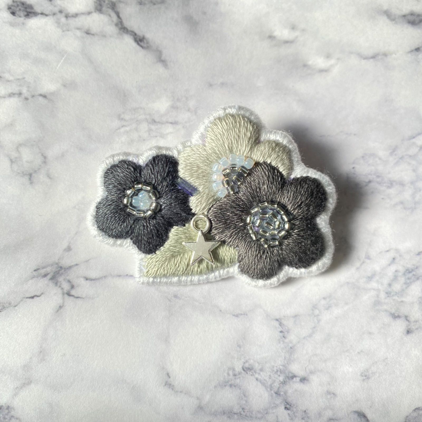 ビーズと刺繍のお花ブローチ☆ハンドメイド