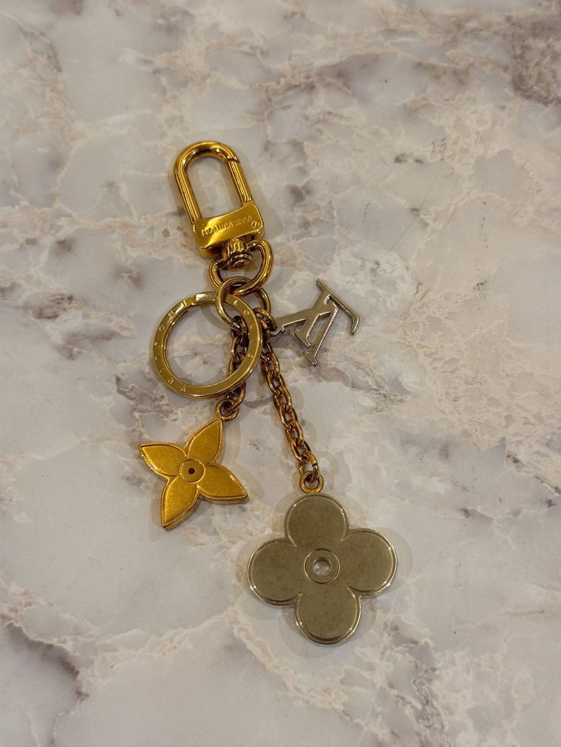 LV ルイヴィトン ポルト クレ LV ファセットバッグチャーム