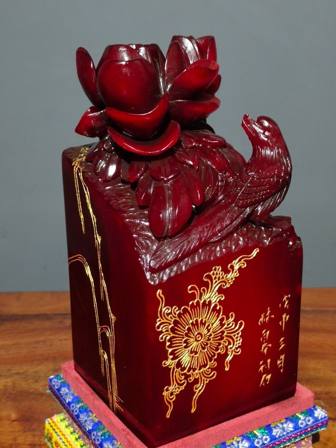 中国美術・寿山田黄石純手彫り・深山訪友の印鉴・古漆箱付・書道品・篆書印・文房聖品 旧家蔵出し 寿山石 紅田黄石彫 鳳戲牡丹紋印章 箱付 印鑒 書道品