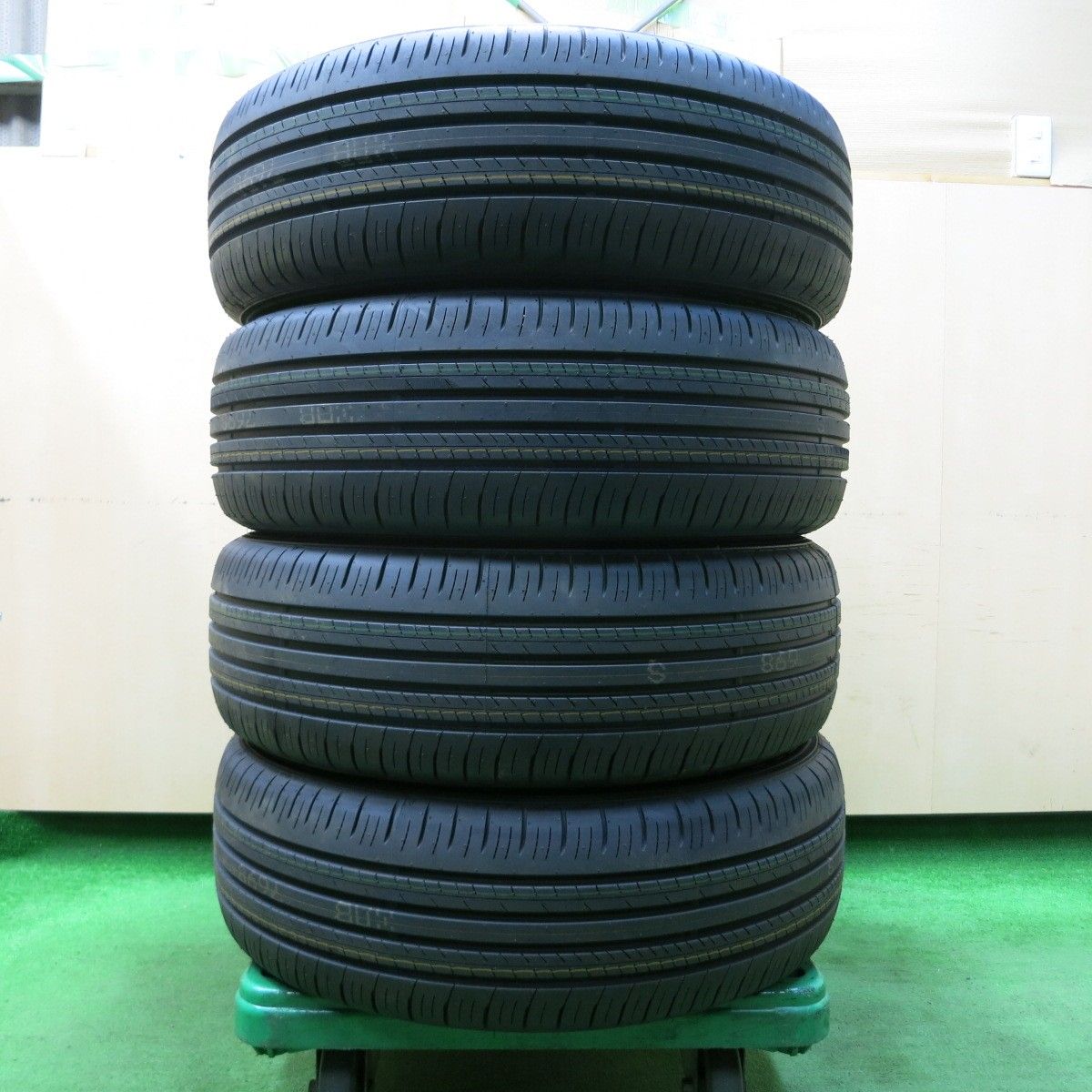DUNLOP 225/60R18 24年製　冬タイヤ　バリ溝 価格｜245/70R19.5 136/134J ECORUT SP068 ダンロップ DUNLOP