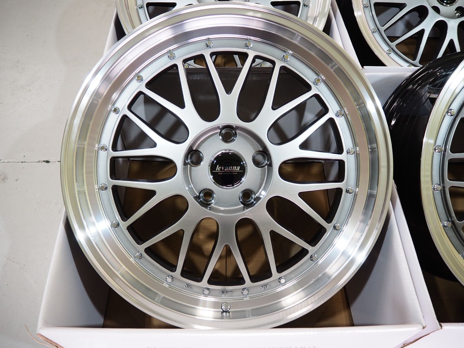 深リム メッシュ levanna V10-EX FFT 19inch 8.5J 5H114.3+42 新品輸入  