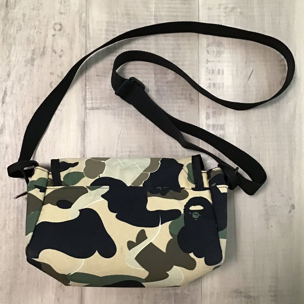 ★激レア★ KAWS BAPE Bendy 1st camo yellow ショルダー バッグ a bathing ape bag カウズ エイプ ベイプ アベイシングエイプ NIGO