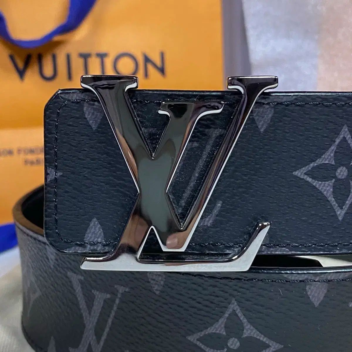 美品‼️LOUIS VUITTON ベルト・LV イニシャル 40MM ベルト・LV イニシャル 40MM リバーシブル ｜ルイ・ヴィトン 公式