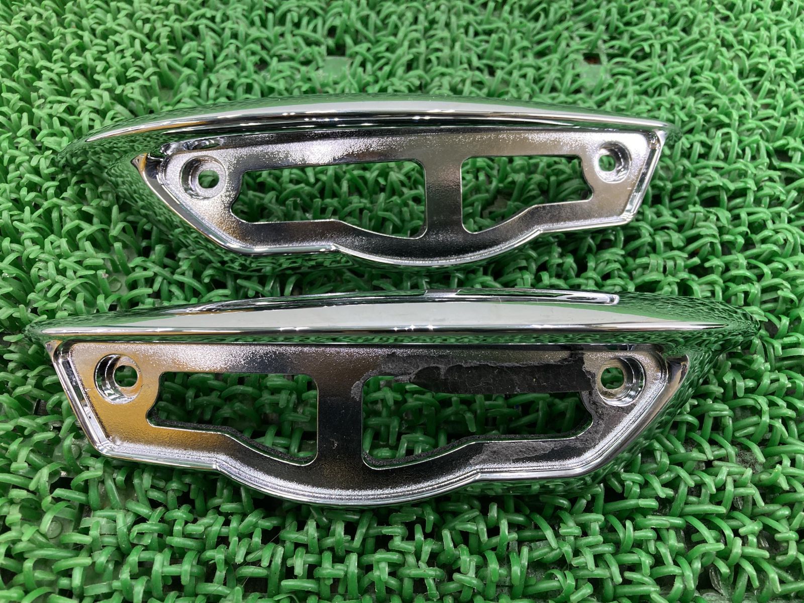 ボンネビルT120 タンクエンブレム 左右 トライアンフ(TRIUMPH) 純正 中古 コケキズ無し 曲がり無し 修復素材に そのまま使える 