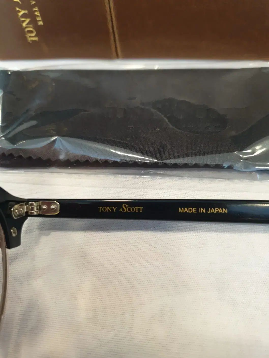 ブローフレーム