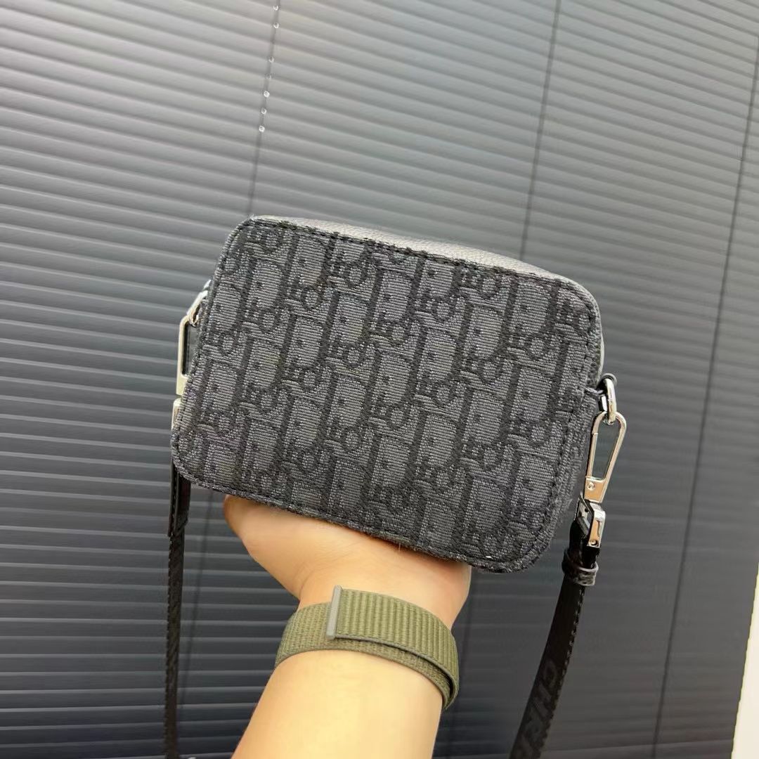 箱付き】DIOR メンズ 斜め掛け ショルダーバッグ - メルカリ 