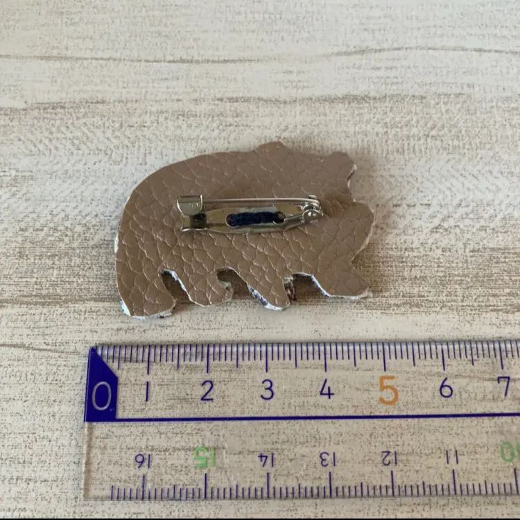刺繍　ブローチ　ハンドメイド　クマ クマの刺繍ブローチ ブローチ haniho 通販 16323594｜Creema