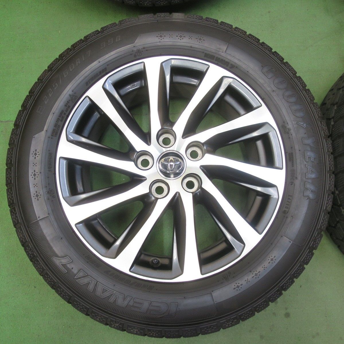 トヨタアルファード30系17インチ純正アルミスタッドレス225/60R17