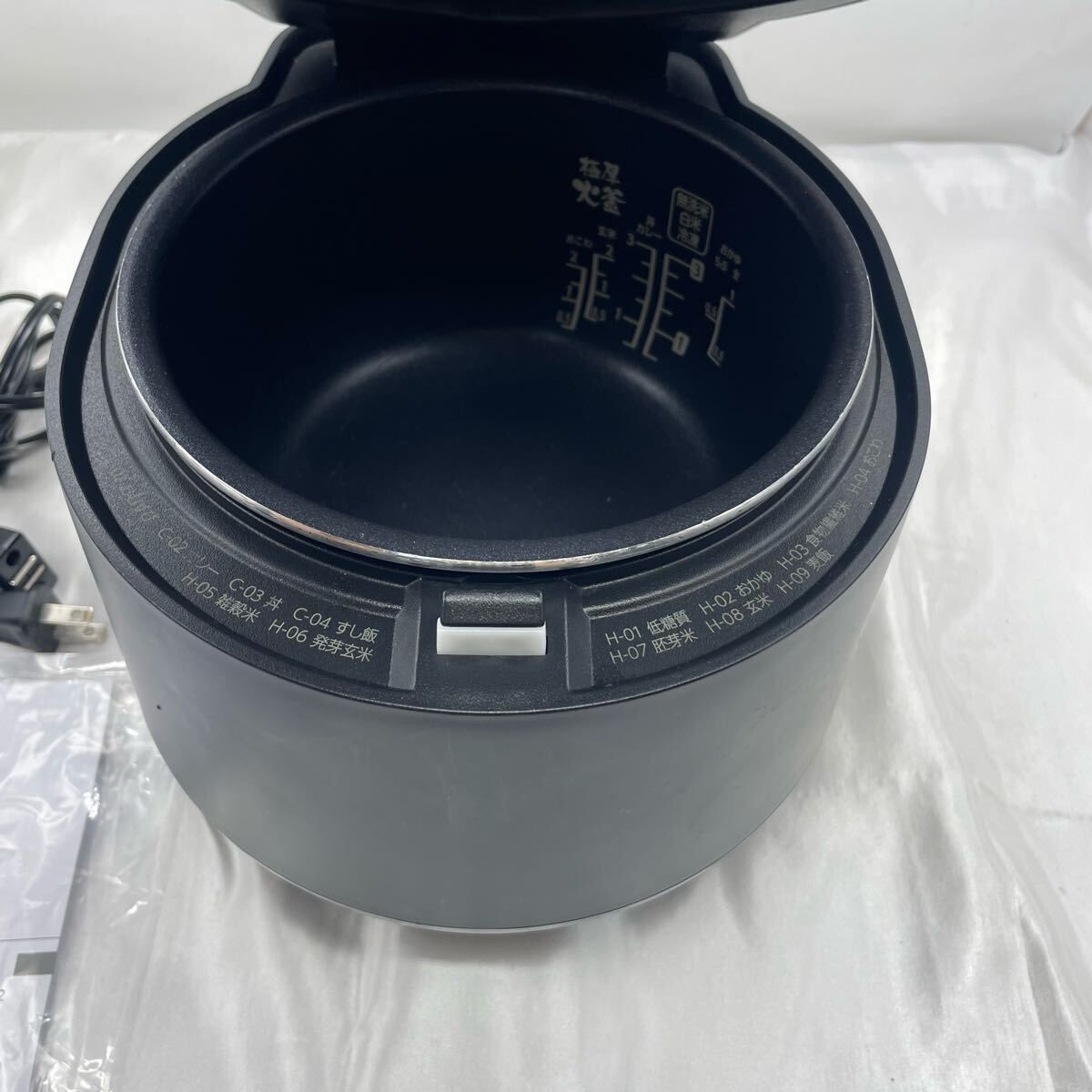 美品・2023年製】アイリスオーヤマ RC-MGA30-B 炊飯器 3合