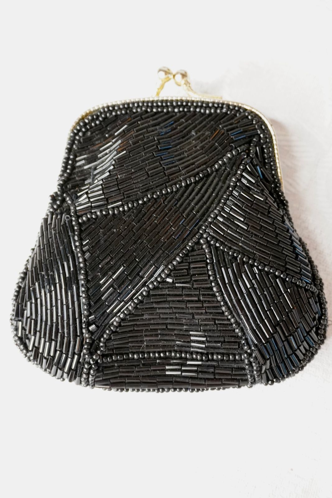 フランス 虹色に輝く黒ガラスビーズ