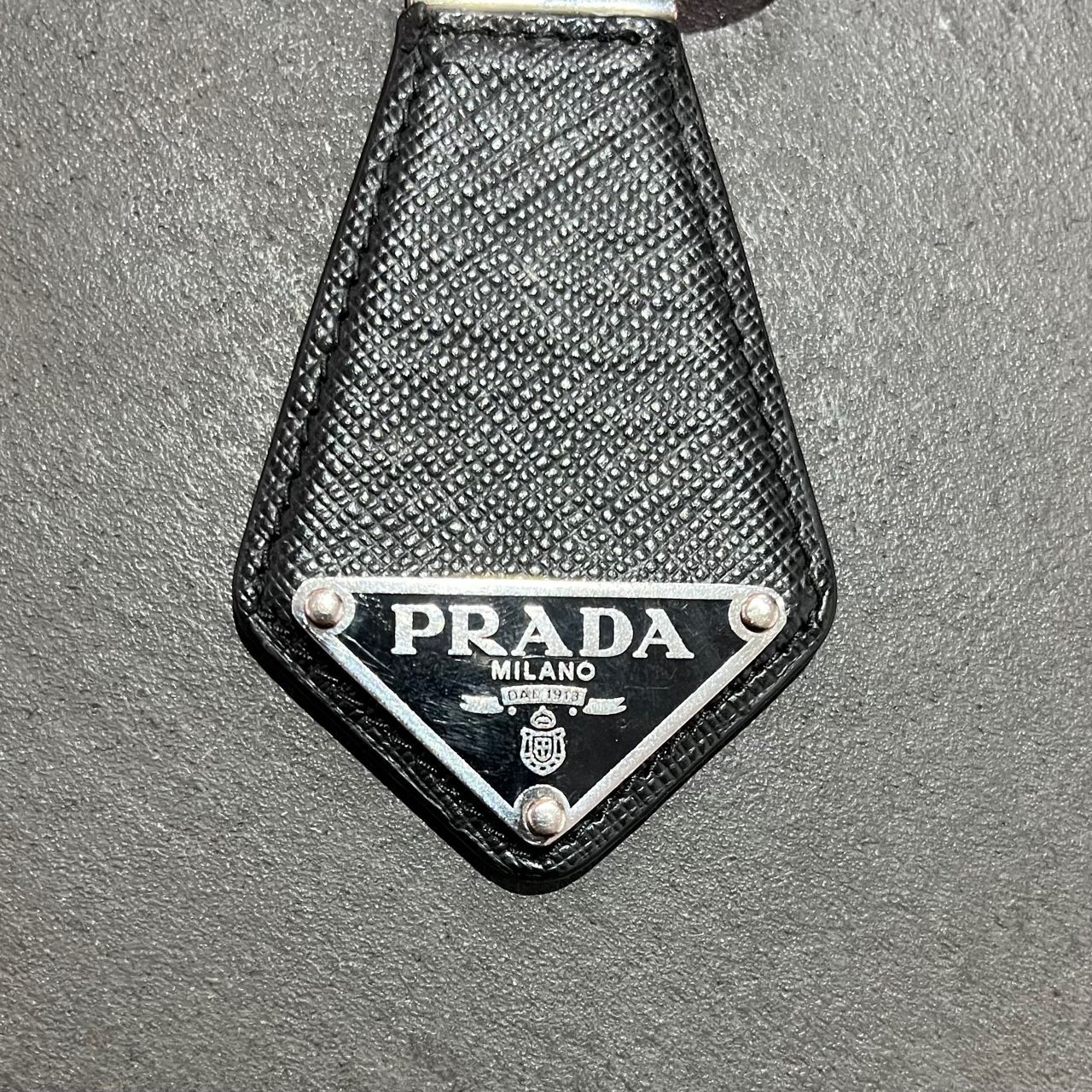 PRADA サフィアーノ レザー ロゴプレート キーホルダー キーチェーン