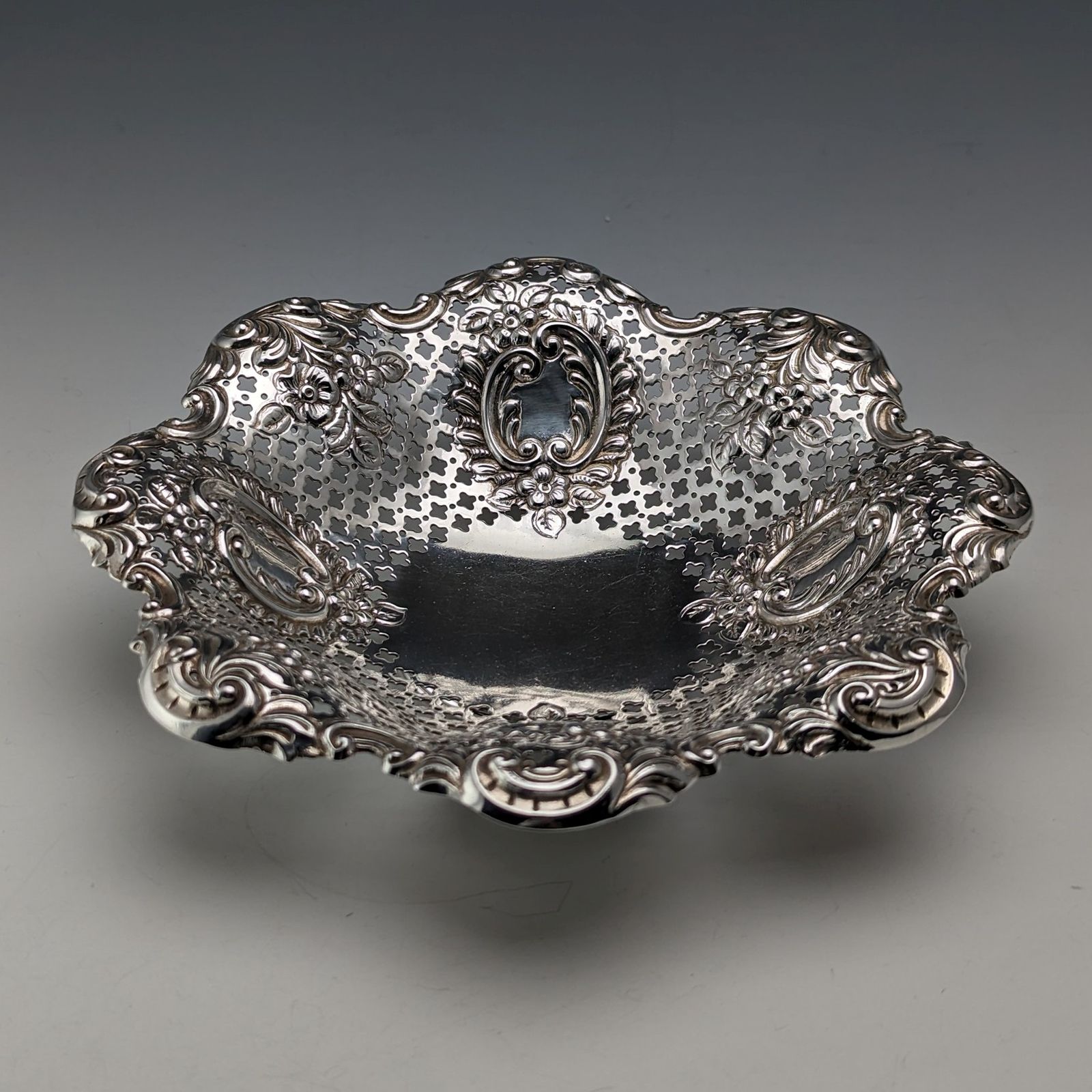 1895年 英国アンティーク 純銀製 花装飾 ディッシュ 111g James Dixon ＆ Sons 1895年 英国アンティーク 純銀製 花装飾 ディッシュ 111g James