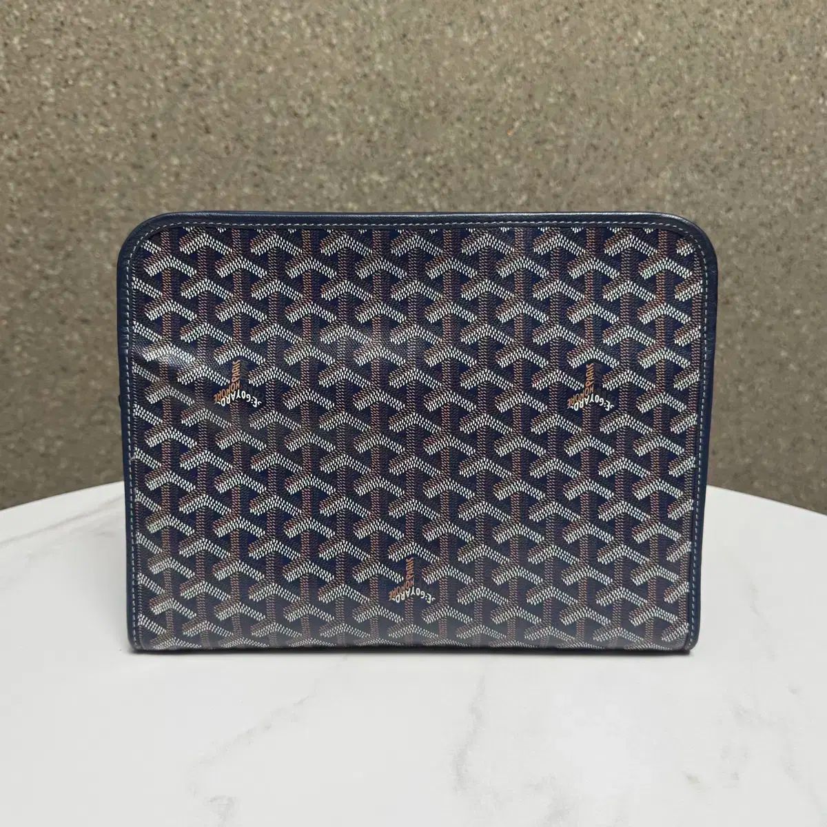 GM サイズ Goyard ゴヤール ジュバンス ネイビー 立っている クラッチ