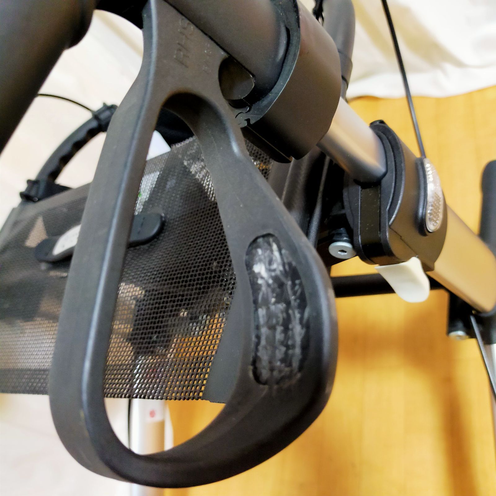 収納バスケット付 歩行器