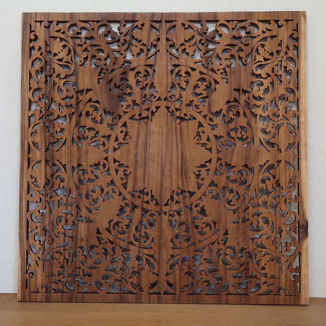 花の木彫りの壁掛けレリーフ 100X100 スワール無垢材 壁掛け