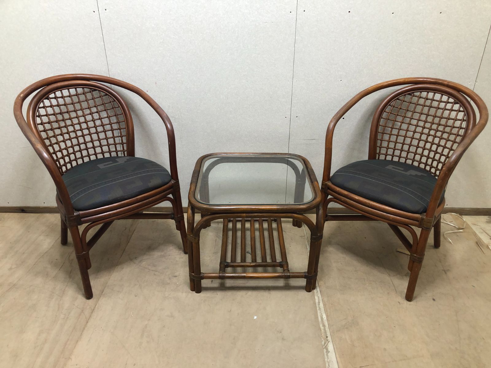 ラタン　藤　3点セット　ガラステーブル＋チェア2脚　応接セット 250323 ラタン 藤 3点セット ガラステーブル＋チェア2脚 応接セット