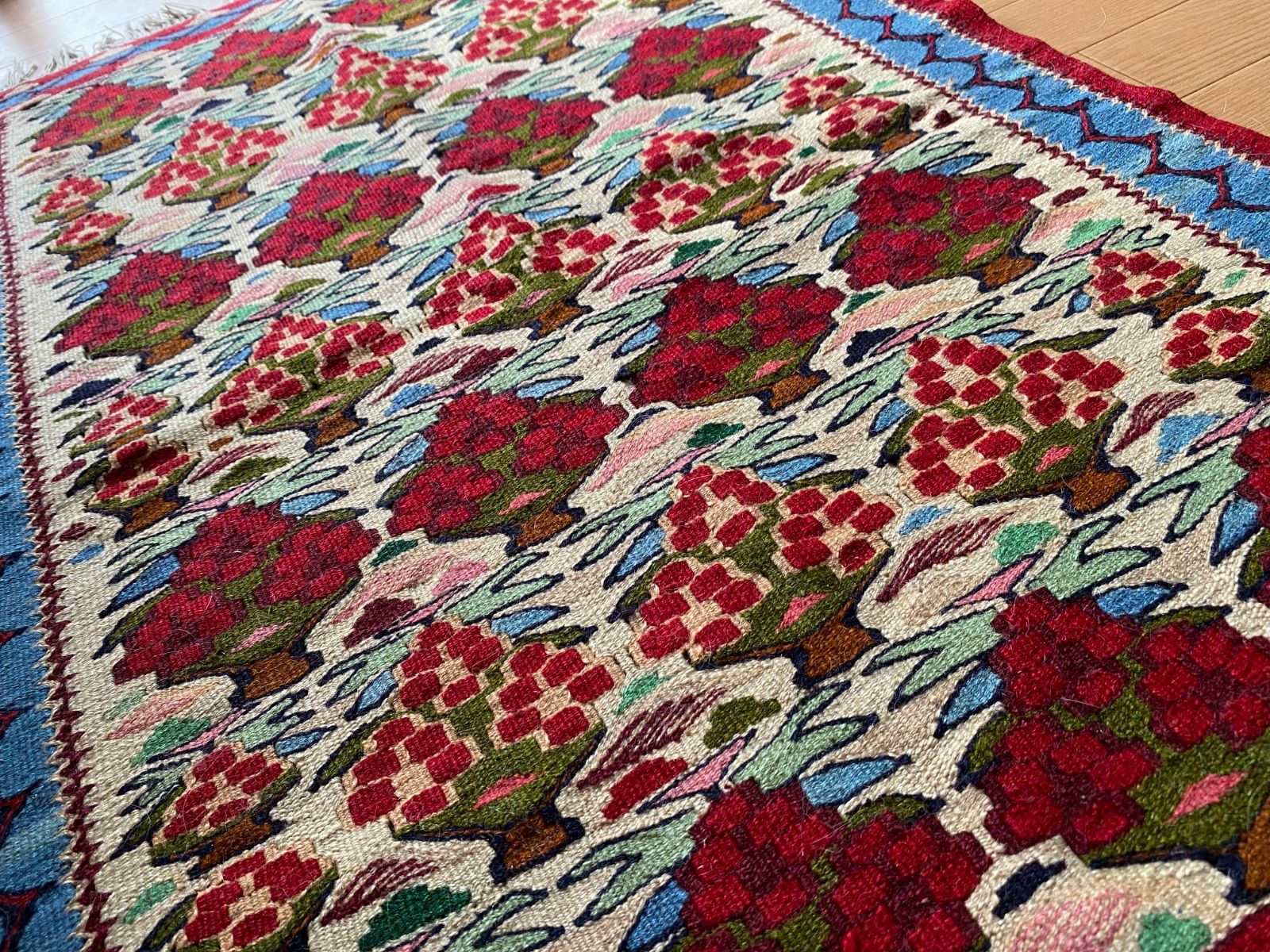 ヘラティ模様が素晴らしい お部屋のアクセントに是非如何ですか