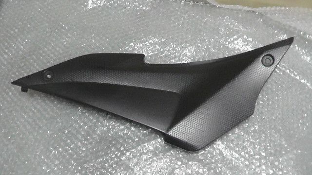 YZF-R25　RG43J-004xxx　の　サイドカバー　左:#1705028046