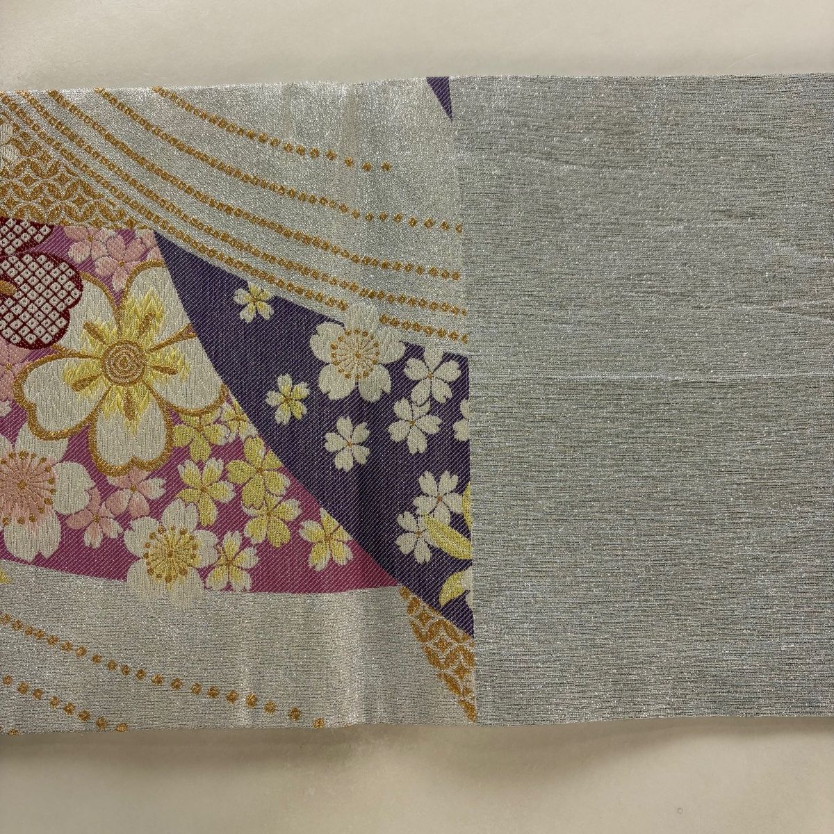 六通 袋帯 刺繍 袋帯 秀品 唐花段異文 華文 刺繍 金銀糸 金色 六通 正絹 【中古