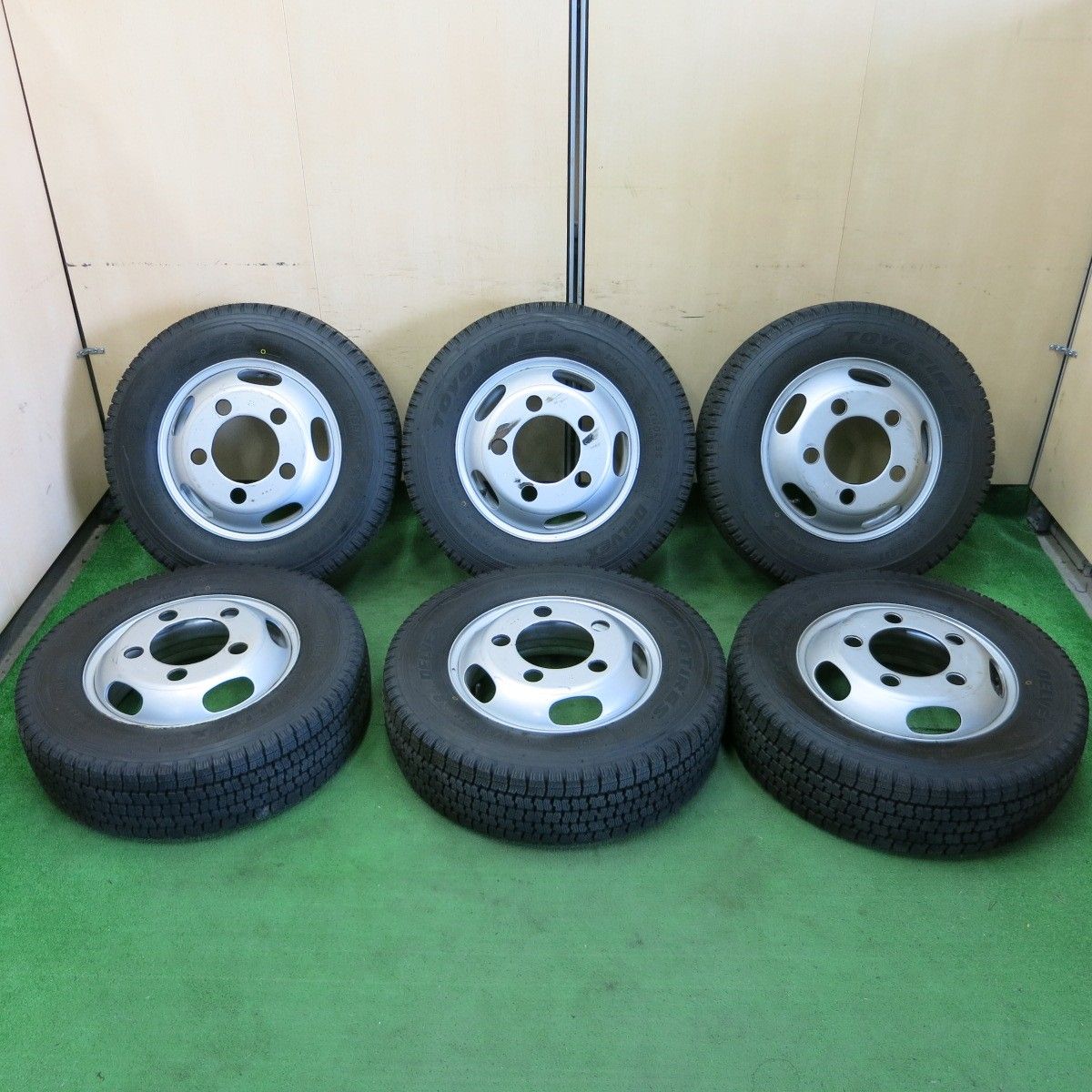 *送料無料* バリ溝！22年！9.5分以上★トラック タイヤ 195/75R15 109/107N スタッドレス トーヨー デルベックス M935  KWC スチール 115-8T PCD208/5H★4061501ナス