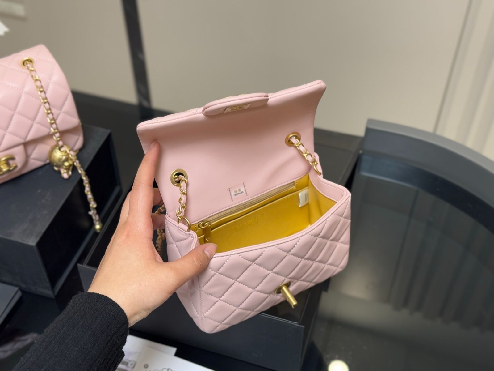 CHANEL メタルボール スクエアミニバッグ ? 2サイズ展開 [本日