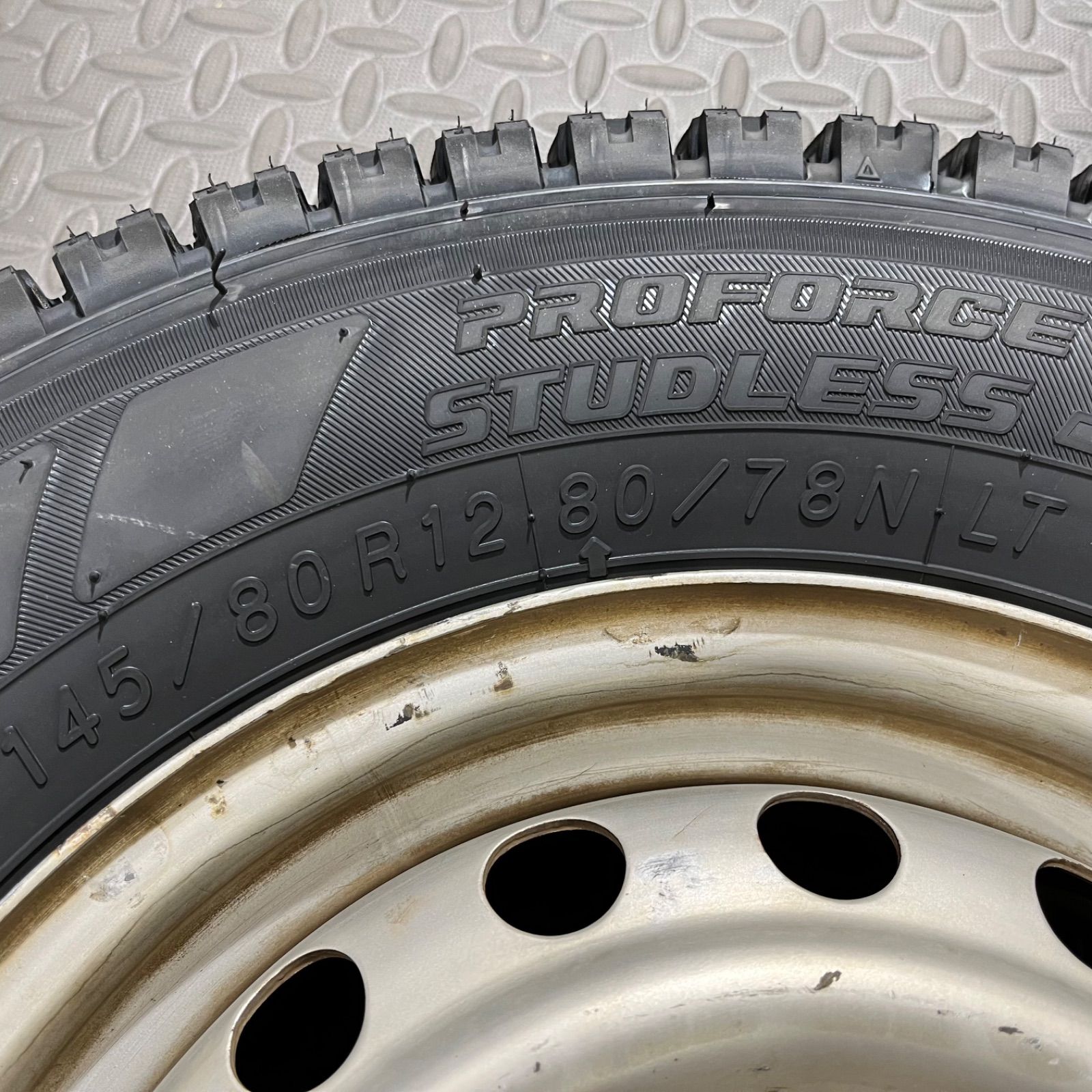 スタッドレスタイヤ