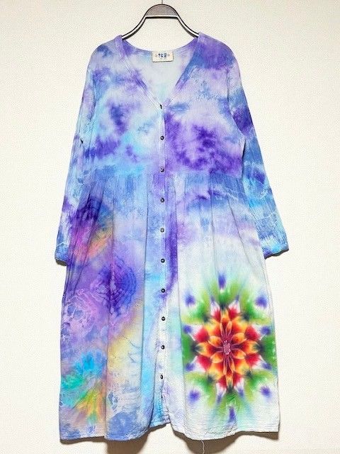 タイダイ染め　前開きのロングワンピース　前開きのロングワンピース　ブラックビューティ　幻想的なスノーフレイク タイダイ染め 前開きのロングワンピース 淡いブルー×パープル 幻想的な