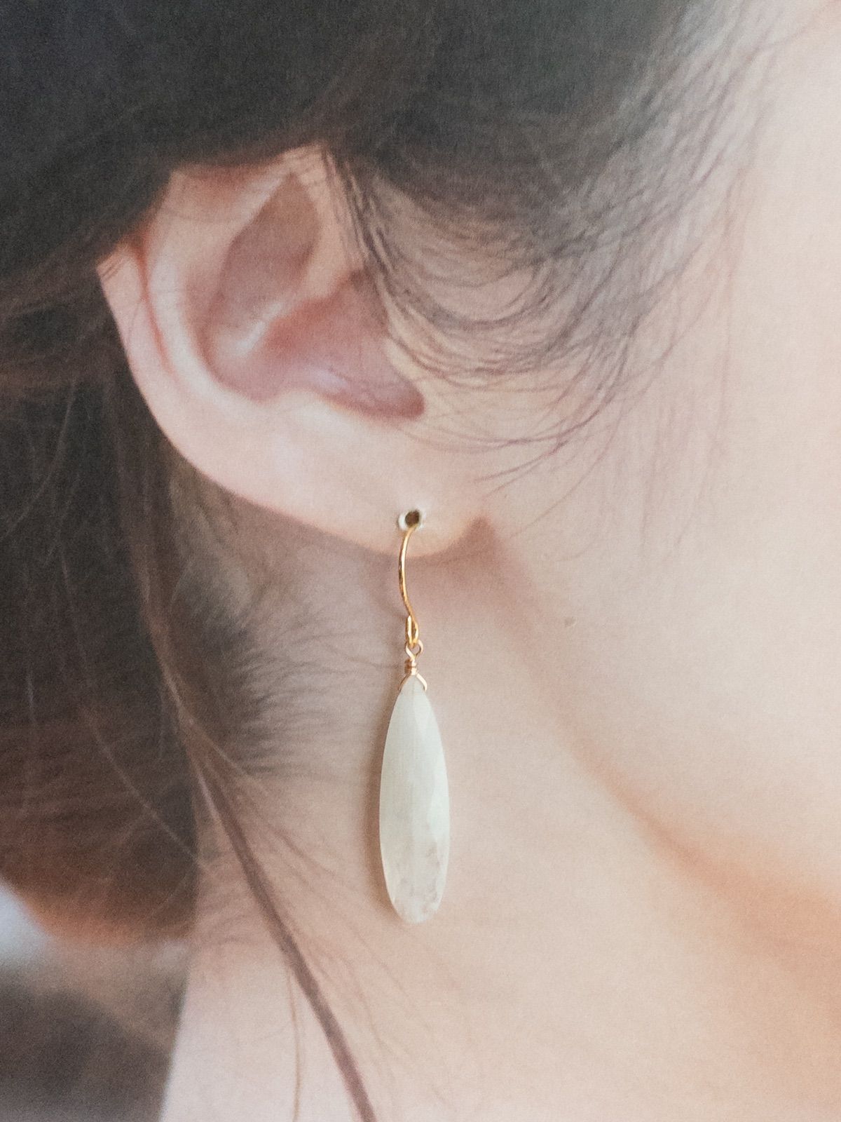 アクセサリー No.692✨天然石✨レインボームーンストーンの一粒ピアス