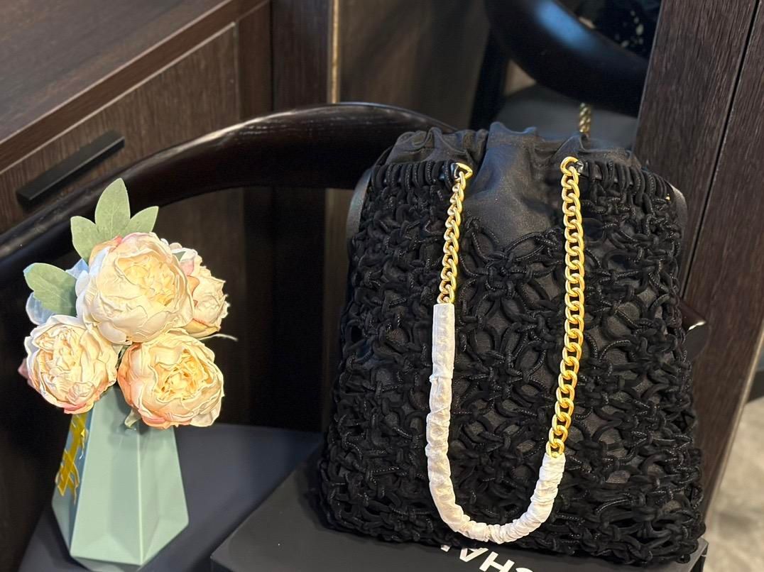 CHANELシャネルのブラック編み込みビーチバッグ