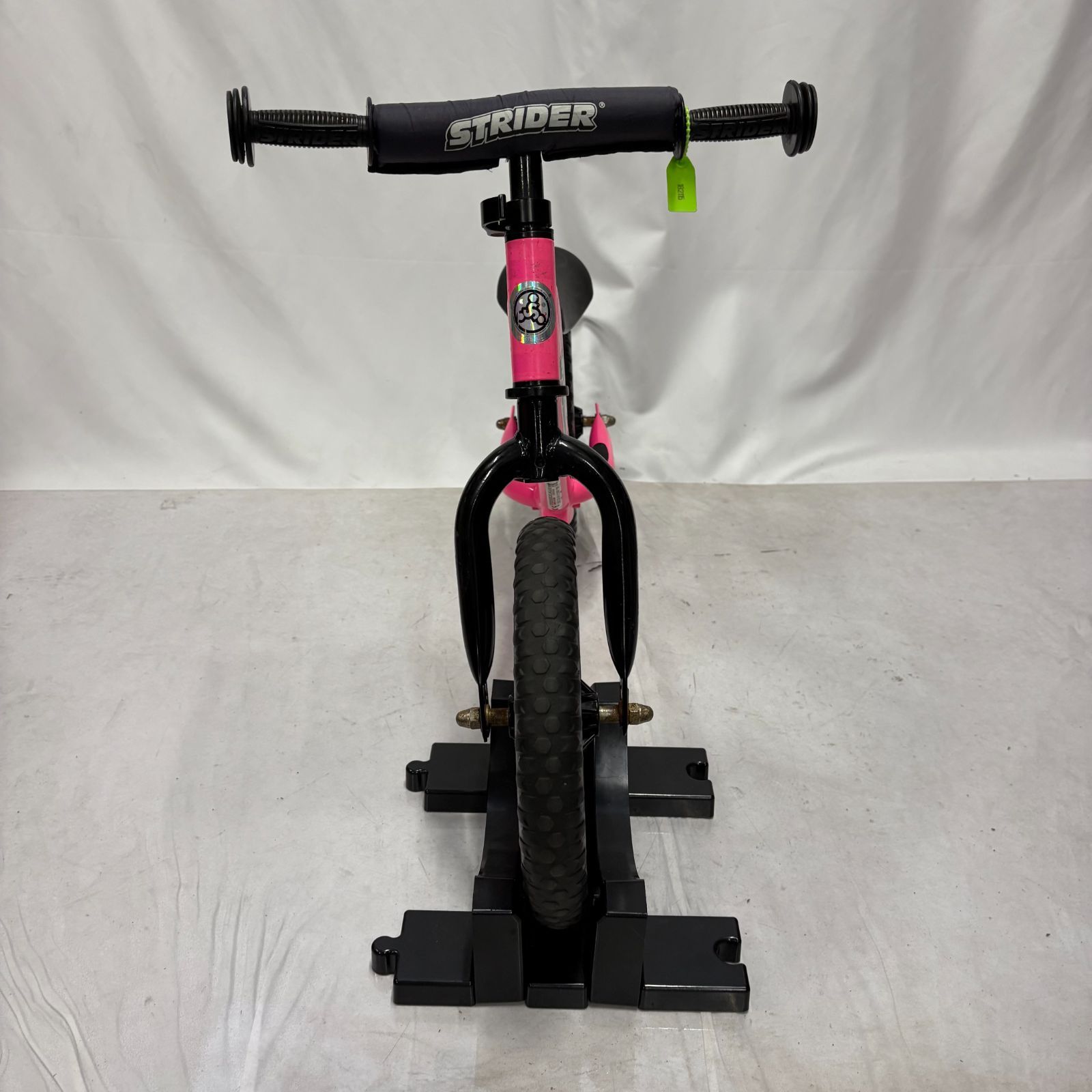 【正規品美品】ストライダー　ピンク　12インチ STRIDER⁄ストライダー⁄クラシックモデル ピンク 12インチ 2025年期間