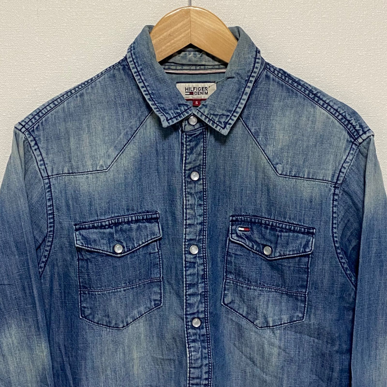 (^w^)b TOMMY HILFIGER DENIM トミーヒルフィガーデニム デニムシャツ シャツ コットン 綿 100% ウエスタン ボタン ロゴ  ワンポイント インディゴ ブルー ヴィンテージ感 アメカジ ストリート 羽織 フェード メンズ サイズS