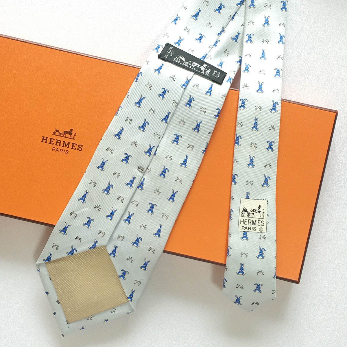 美品✨HERMESエルメス　ネクタイ　ウサギ柄❗️ブルー系フランス製　高級シルク 美品 エルメス HERMES ネクタイ シルク100% フランス製 ペール