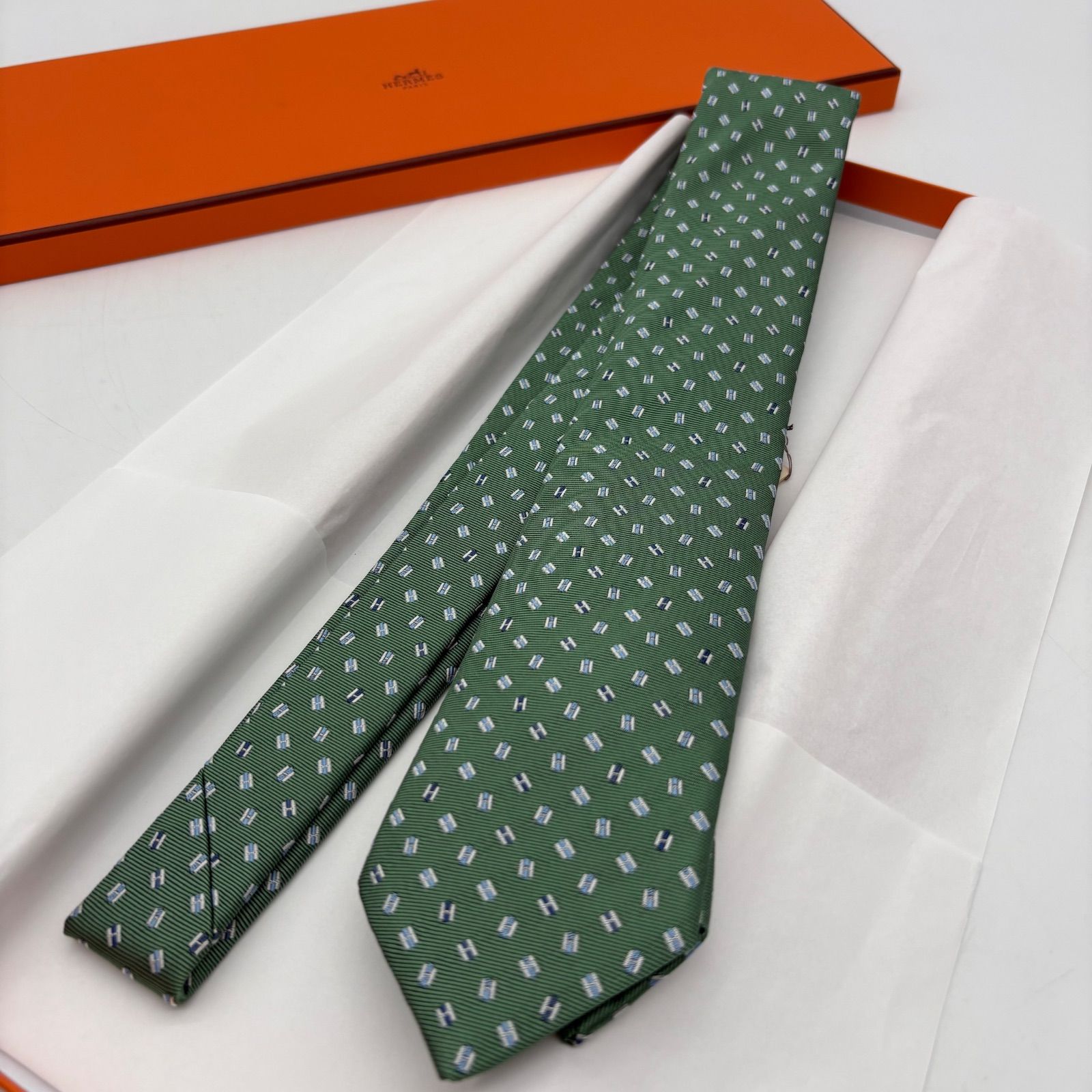 新品未使用タグ付き　エルメス　ネクタイ　Hロゴ　総柄　シルク100% フランス製 新品タグ付】エルメス HERMES ネクタイ 総柄 Hロゴ グリーン系