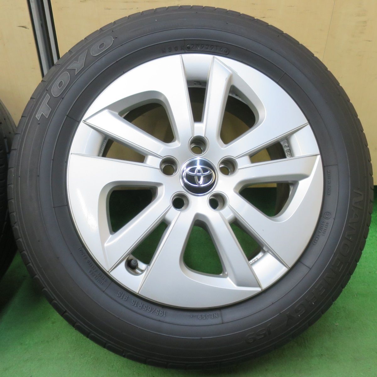 プリウス 50系 TOYO ナノエナジー 195/65R15 純正アルミホイール付き