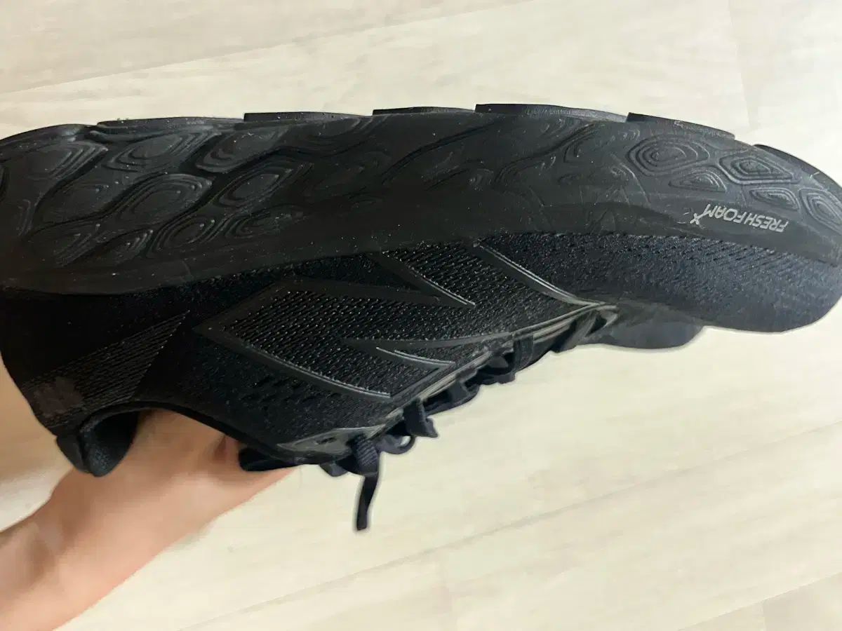 ニューバランス フレッシュフォーム オールブラック スニーカー