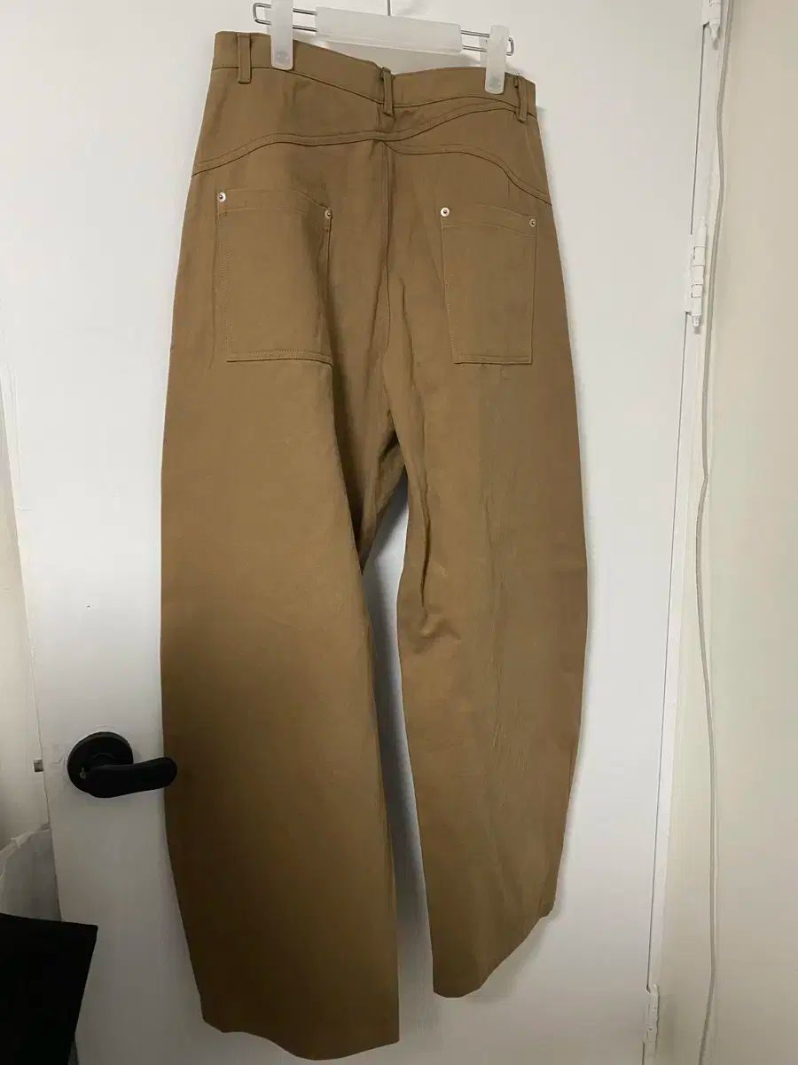 オブリーク カーブド チノ パンツ サンド キャメル 3