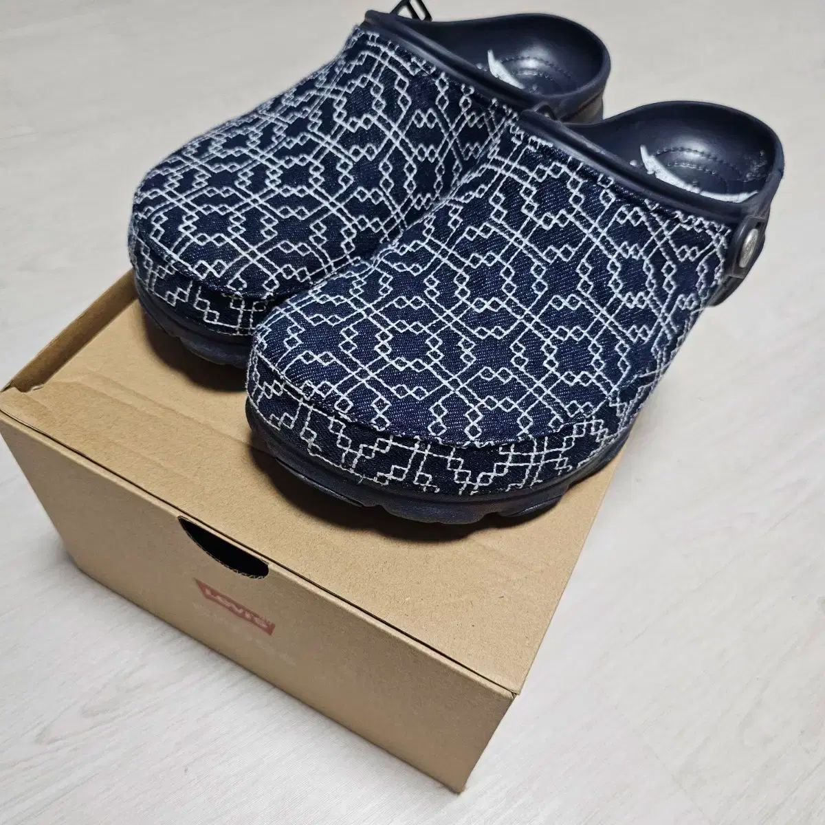 280 LEVI S リーバイス crocs クロックス オール テレイン ネイビー
